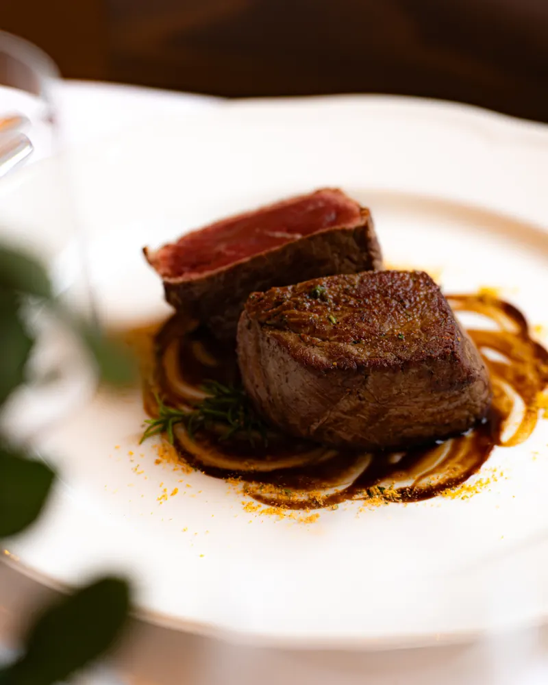 Zwei Stücke Rindsfilet vom Grill auf einem weissen Teller