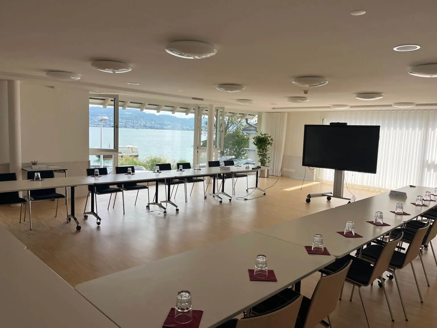Eventraum für eine Gruppe mit Fenstern zum See