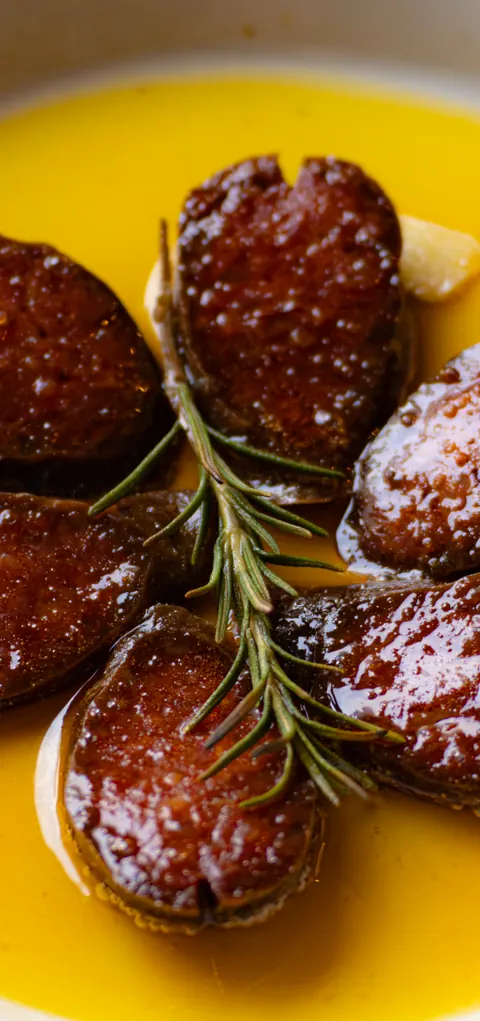 Argentinische Chorizo vom Grill in Olivenöl mit Rosmarin