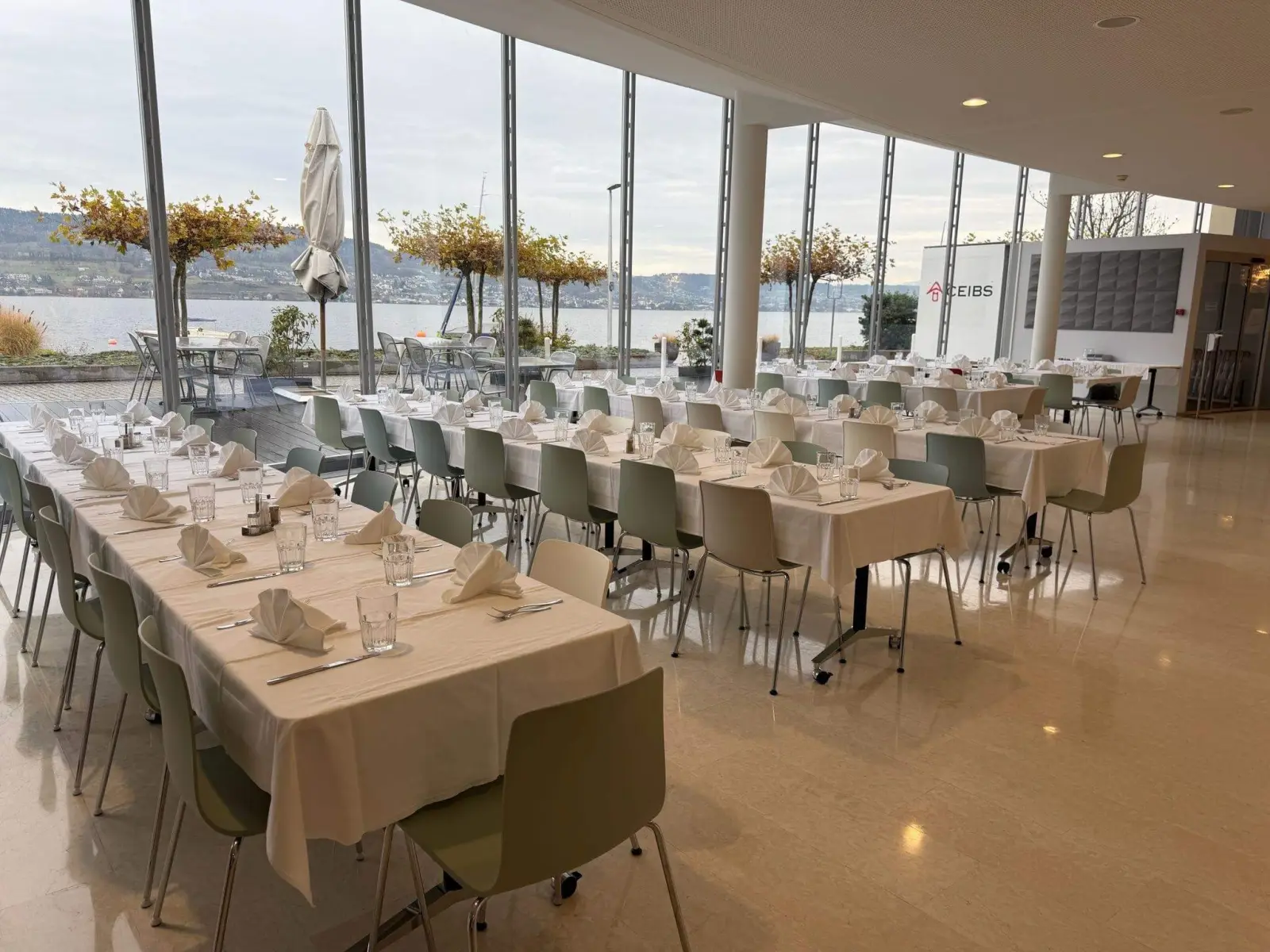 Heller Speisesaal mit raumhohen Fenstern zum Zürichsee