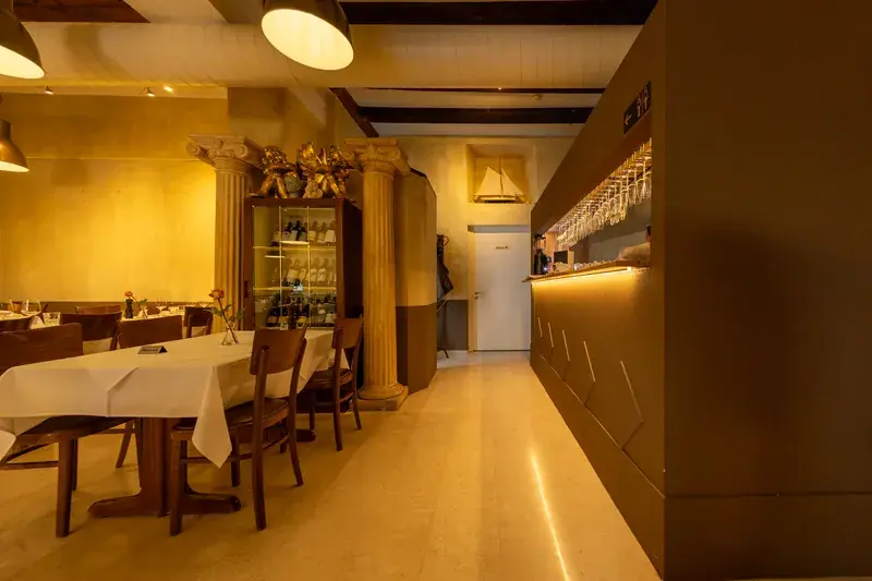 Bar counter and wine shelves at the end of the LAGO dining room