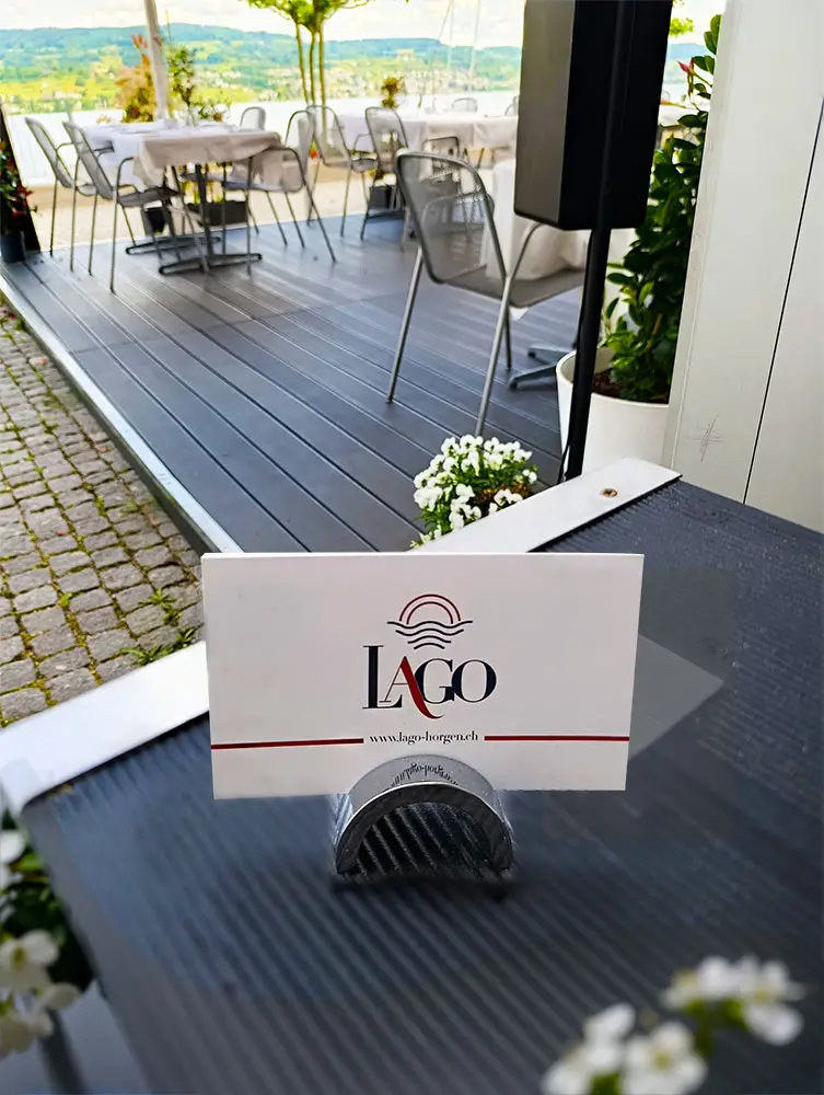 LAGO-Tischkarte auf einem Terrassentisch am See