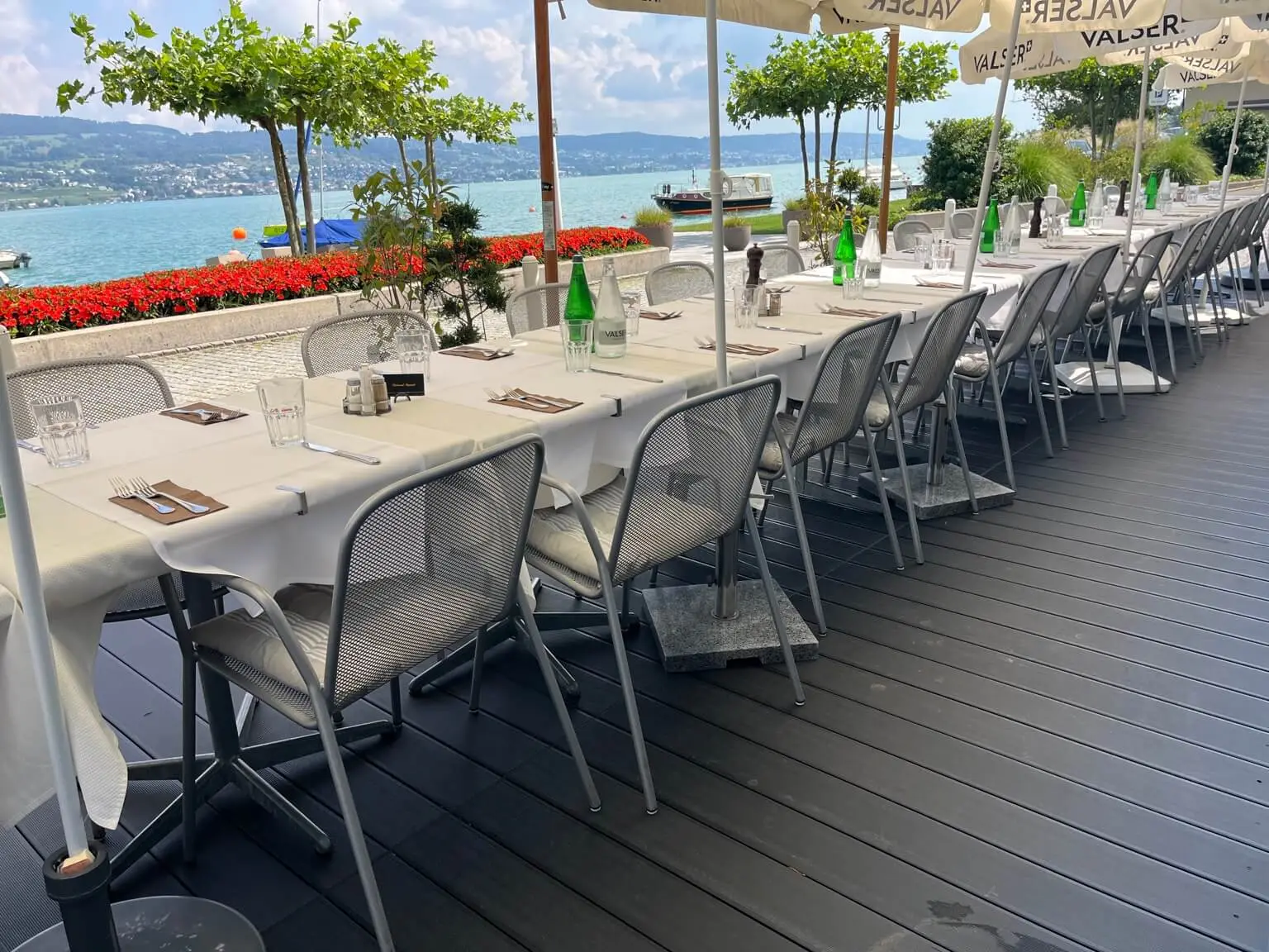 Lange Tafel auf dem Holzsteg direkt am Zürichsee