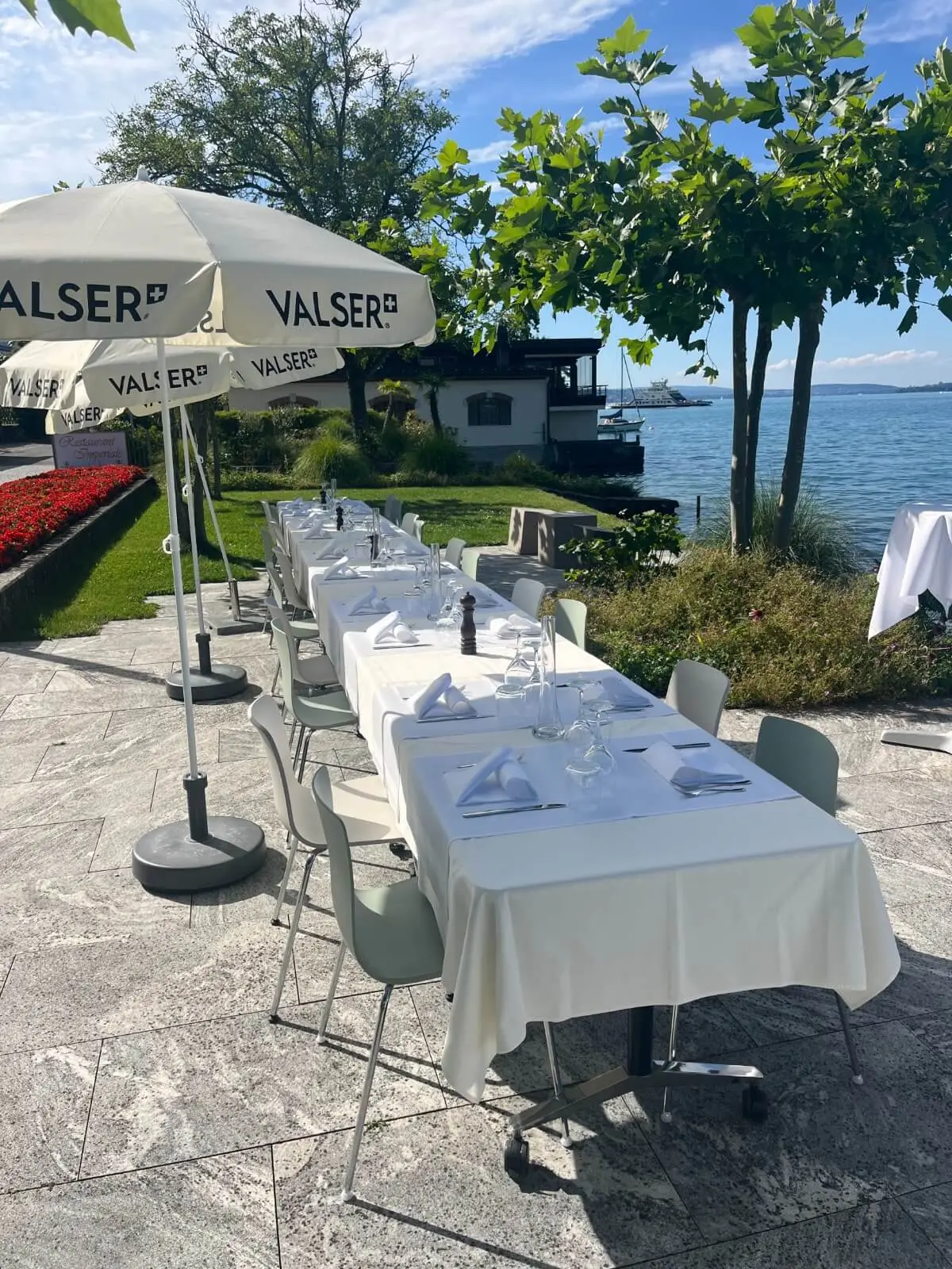 Lange Festtafel auf der Seeterrasse
