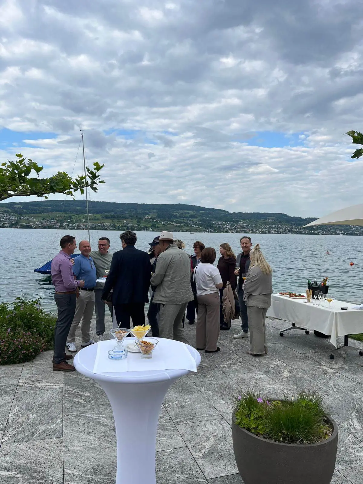 Gäste beim Stehapéro auf der Seeterrasse